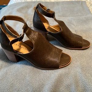 Women’s open-tied boot shoes.